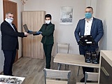 Burmistrz Bystrzycy Kłodzkiej Renata Surma wraz z senatorem Aleksandrem Szwedem przekazali sprzęt komputerowy placówkom edukacyjnym 