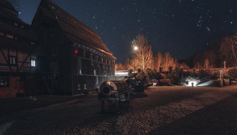 Zadanie konkursowe polega na wykonaniu fotografii budynku młyna papierniczego w Dusznikach-Zdroju po zmroku albo w nocy
