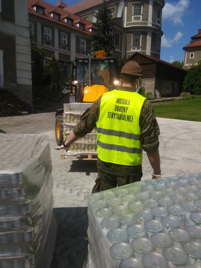 Dolnośląscy Terytorialsi wspierają ośrodki pomocy społecznej, Caritas w dystrybucji żywności do osób potrzebujących oraz wrocławskie jadłodajnie.