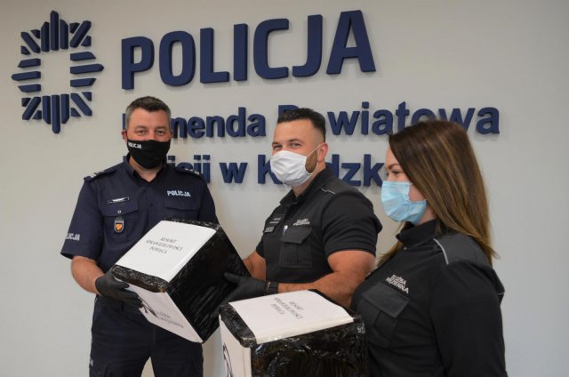 Więźniowie szyją maseczki dla policji 