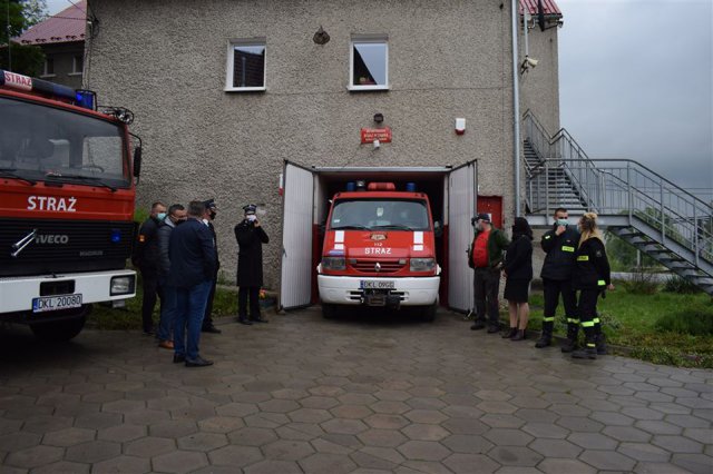 Komenda Powiatowa Państwowej Straży Pożarnej w Kłodzku przekazała jednostce z Szalejowa Górnego lekki samochód gaśniczy marki Renault Mascott,