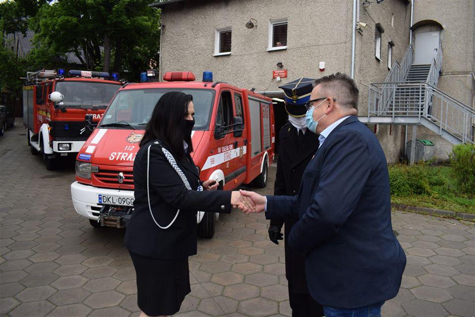 Komenda Powiatowa Państwowej Straży Pożarnej w Kłodzku przekazała jednostce z Szalejowa Górnego lekki samochód gaśniczy marki Renault Mascott,