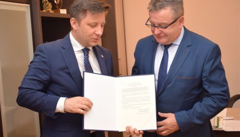 Minister osobiście przekazał na ręce wójta Zbigniewa Tura promesę