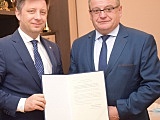Minister osobiście przekazał na ręce wójta Zbigniewa Tura promesę
