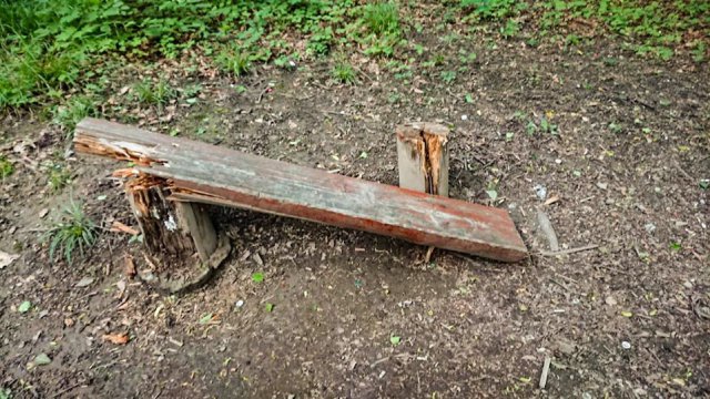 Zlokalizowana na Górze Parkowej w Kudowie-Zdroju „Altanka Miłości” została zdemolowana przez wandali.
