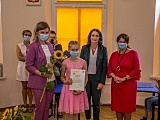 W kudowskim Klubie Seniora, burmistrz Aneta Potoczna gościła wybitnych edukacyjnie i sportowo uczniów z gminy