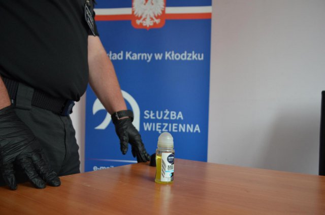 Funkcjonariusze Zakładu Karnego w Kłodzku udaremnili kolejnych kilka prób przekazania osobom pozbawionym wolności środków niedozwolonych