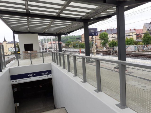 Kłodzko Miasto - podróżni ponad 1000 pociągów skorzystali z nowego peronu