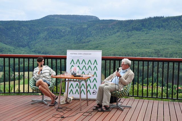 Na tarasie widokowym na Górze Guzowatej w Radkowie miało miejsce wyjątkowe spotkanie miłośników literatury, literatów, twórców oraz osobistości świata kultury