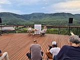 Na tarasie widokowym na Górze Guzowatej w Radkowie miało miejsce wyjątkowe spotkanie miłośników literatury, literatów, twórców oraz osobistości świata kultury