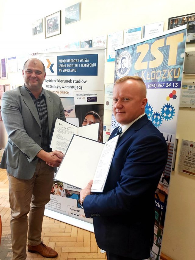 Rafał Olecha, dyrektor Zespołu Szkół Technicznych w Kłodzku, dla której organem prowadzącym jest powiat kłodzki wraz z rektorem MWSLIT, dr Marcinem Pawęską podpisali w tej sprawie umowę partnerską