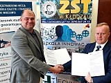 Rafał Olecha, dyrektor Zespołu Szkół Technicznych w Kłodzku, dla której organem prowadzącym jest powiat kłodzki wraz z rektorem MWSLIT, dr Marcinem Pawęską podpisali w tej sprawie umowę partnerską