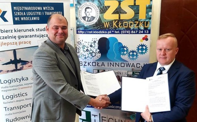 Rafał Olecha, dyrektor Zespołu Szkół Technicznych w Kłodzku, dla której organem prowadzącym jest powiat kłodzki wraz z rektorem MWSLIT, dr Marcinem Pawęską podpisali w tej sprawie umowę partnerską