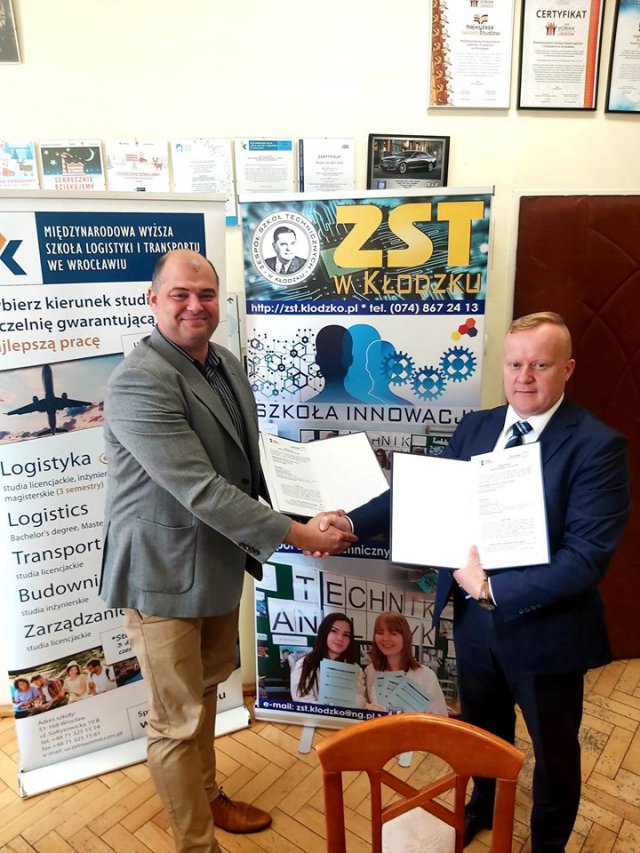 Rafał Olecha, dyrektor Zespołu Szkół Technicznych w Kłodzku, dla której organem prowadzącym jest powiat kłodzki wraz z rektorem MWSLIT, dr Marcinem Pawęską podpisali w tej sprawie umowę partnerską