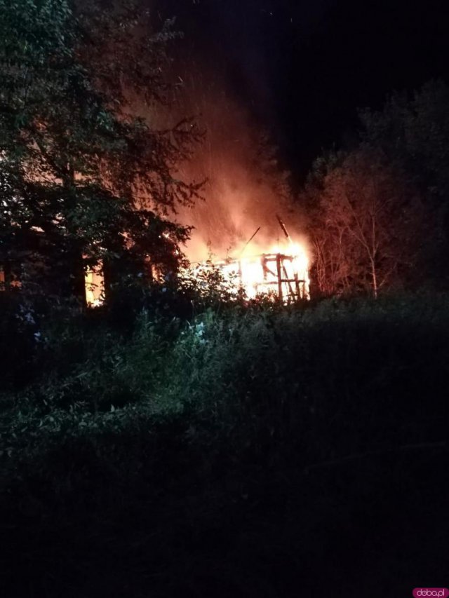 W nocy z 27 na 28 lipca na ul. Kasprowicza w Polanicy-Zdroju doszło do pożaru pustostanu.