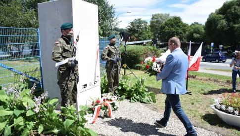 uroczystość odsłonięcia pomnika upamiętniającego 40 rocznicę strajków w zakładach POLMO-ZEM w Dusznikach-Zdroju