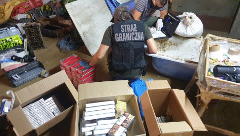 Funkcjonariusze u mieszkańca powiatu strzelińskiego ujawnili nielegalne wyroby akcyzowe w postaci suszonego tytoniu oraz papierosów