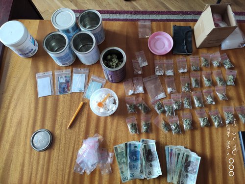 Funkcjonariusze z Bystrzycy Kłodzkiej zatrzymali dwóch mężczyzn, którzy posiadali narkotyki. 