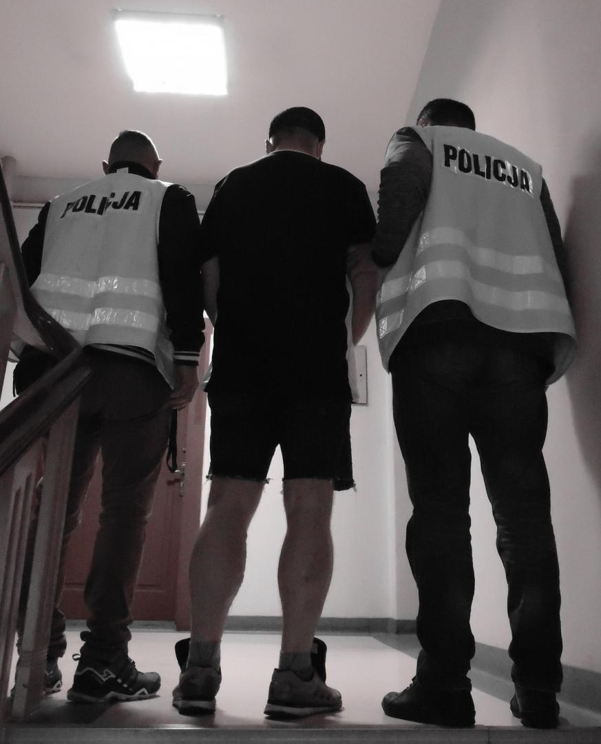 Funkcjonariusze z Bystrzycy Kłodzkiej zatrzymali dwóch mężczyzn, którzy posiadali narkotyki. 
