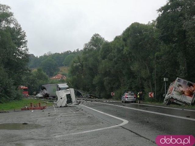 [FOTO] Wypadek na krajowej 8 z udziałem trzech pojazdów