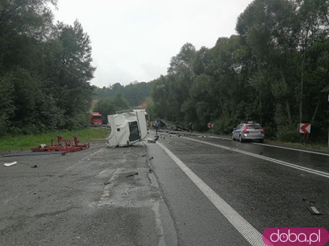 [FOTO] Wypadek na krajowej 8 z udziałem trzech pojazdów