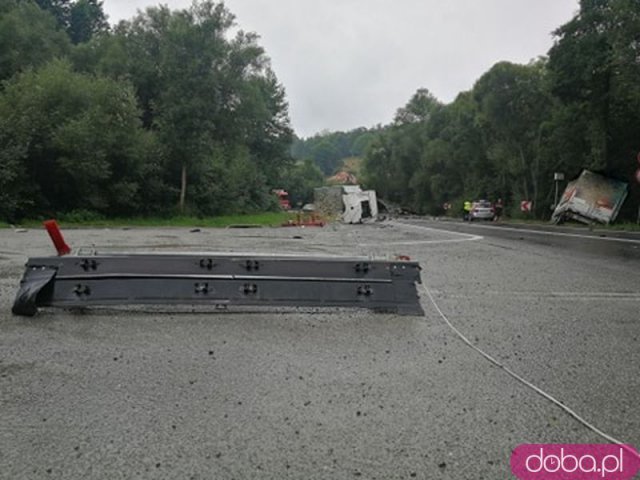 [FOTO] Wypadek na krajowej 8 z udziałem trzech pojazdów