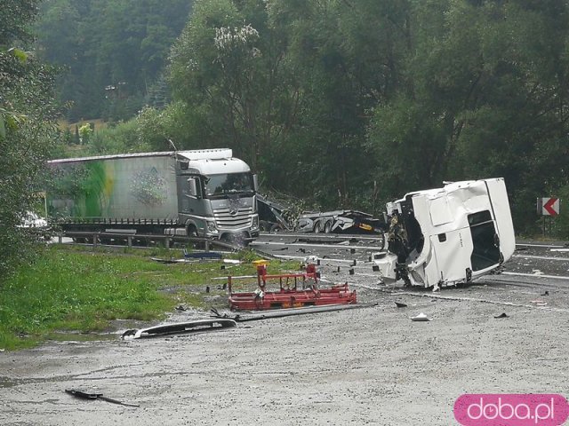 [FOTO] Wypadek na krajowej 8 z udziałem trzech pojazdów
