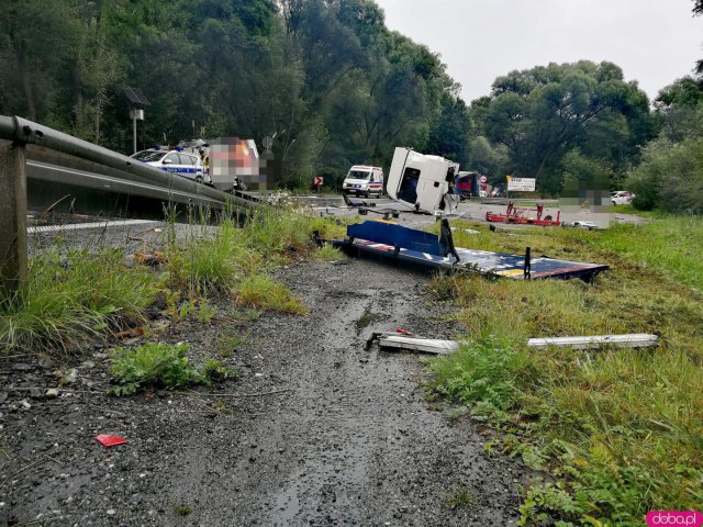 [FOTO] Wypadek na krajowej 8 z udziałem trzech pojazdów