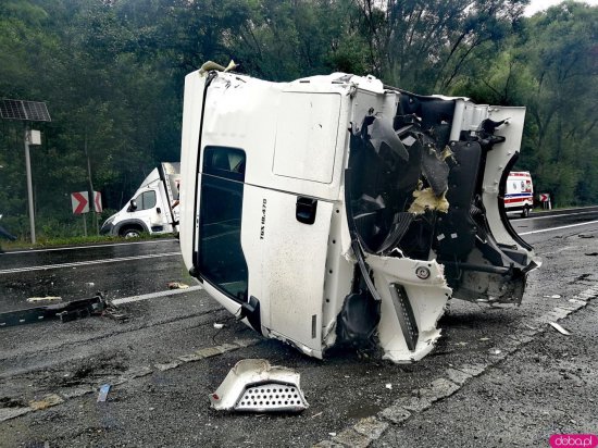 [FOTO] Wypadek na krajowej 8 z udziałem trzech pojazdów