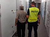 Konające zwierzę zauważyła przechodząca nieopodal kobieta, która zaalarmowała funkcjonariuszy