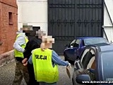 Konające zwierzę zauważyła przechodząca nieopodal kobieta, która zaalarmowała funkcjonariuszy