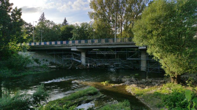 Z powodu pęknięcia jezdni zamknięto przejazd przez most ul. Kościuszki w Kłodzku.