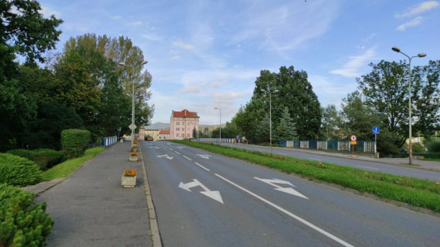 Z powodu pęknięcia jezdni zamknięto przejazd przez most ul. Kościuszki w Kłodzku.