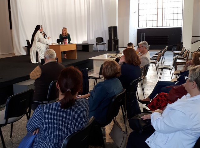 Siostra Benedykta podczas spotkania prowadzonego przez Martę Zilbert, dyrektor kłodzkiej biblioteki, zebranym w CKCh gościom przeczytała fragment powieści