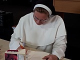 Siostra Benedykta podczas spotkania prowadzonego przez Martę Zilbert, dyrektor kłodzkiej biblioteki, zebranym w CKCh gościom przeczytała fragment powieści