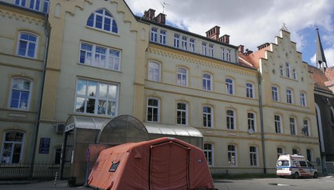 Koronawirus w szkołach i szpitalu 