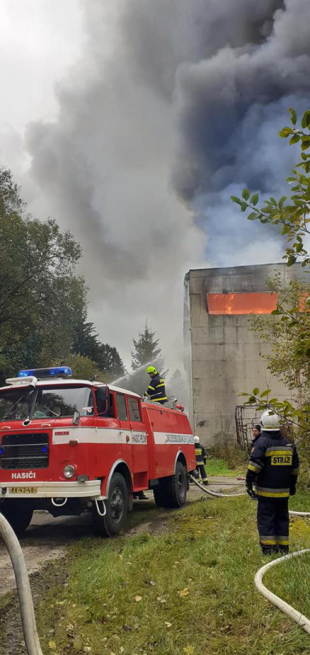 w Bartoszowicach w Orlickich Górach, gdzie 17 października doszło do pożaru hali, w której znajdowało się ok. 2800 bel siana.