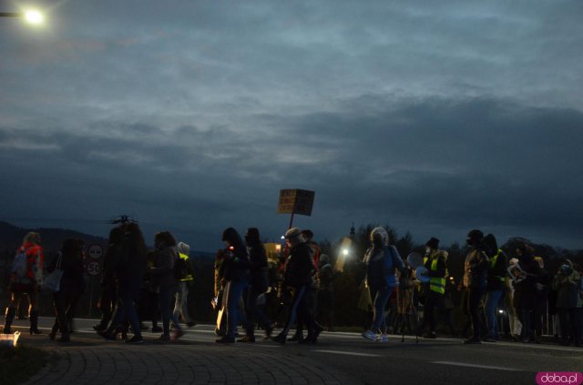 Protest zabezpieczali funkcjonariusze policji.