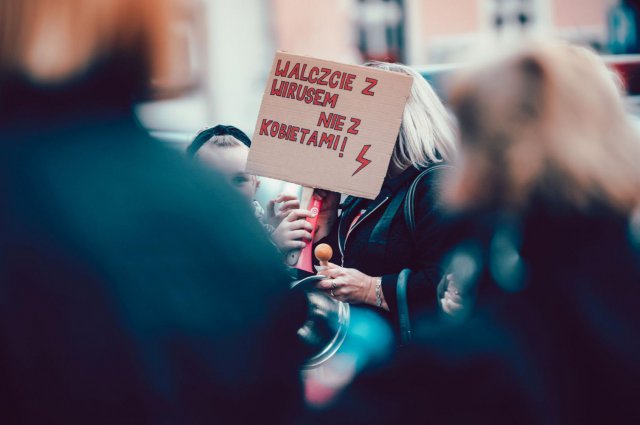 Kobiety i wspierający je mężczyźni wyszli na ulice Dusznik-Zdroju