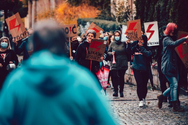 Kobiety i wspierający je mężczyźni wyszli na ulice Dusznik-Zdroju