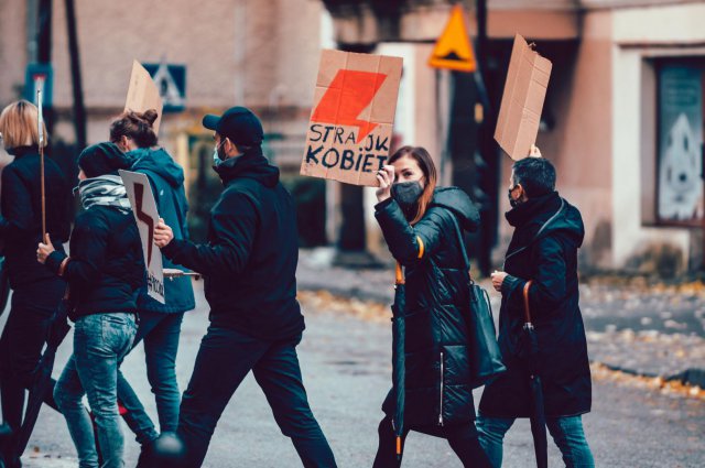 Kobiety i wspierający je mężczyźni wyszli na ulice Dusznik-Zdroju