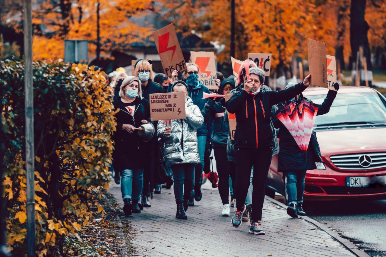 Kobiety i wspierający je mężczyźni wyszli na ulice Dusznik-Zdroju