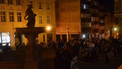 Burmistrz Kłodzka, Michał Piszko zwrócił się z apelem do protestujących, aby nie ulegali prowokacjom i nie chodzili pod kościoły