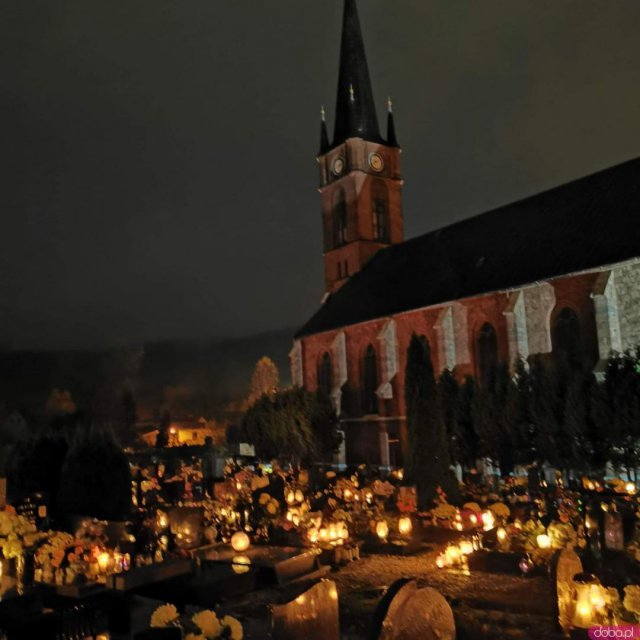 Pandemia przerwała tradycję odwiedzania grobów jednak w wielu miastach mieszkańcy postanowili zapalić symboliczne znicze i postawić kwiaty pod bramami cmentarzy. 