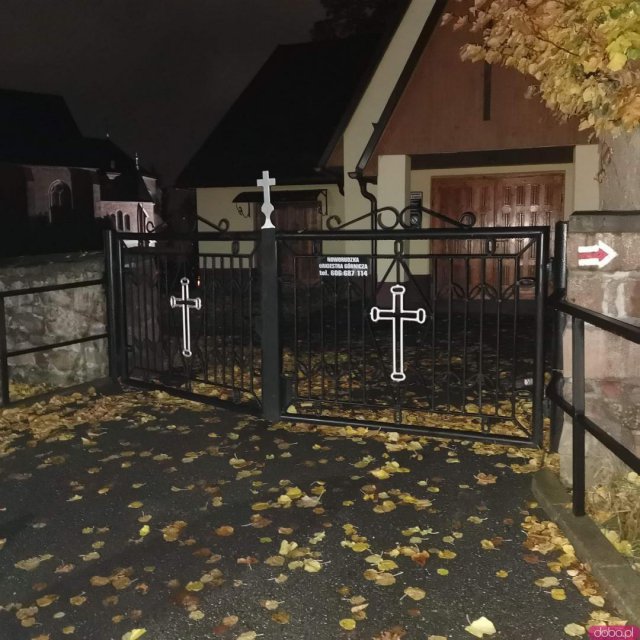 Pandemia przerwała tradycję odwiedzania grobów jednak w wielu miastach mieszkańcy postanowili zapalić symboliczne znicze i postawić kwiaty pod bramami cmentarzy. 