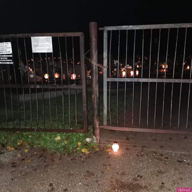 Pandemia przerwała tradycję odwiedzania grobów jednak w wielu miastach mieszkańcy postanowili zapalić symboliczne znicze i postawić kwiaty pod bramami cmentarzy. 