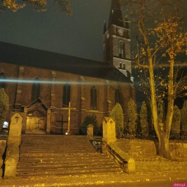 Pandemia przerwała tradycję odwiedzania grobów jednak w wielu miastach mieszkańcy postanowili zapalić symboliczne znicze i postawić kwiaty pod bramami cmentarzy. 