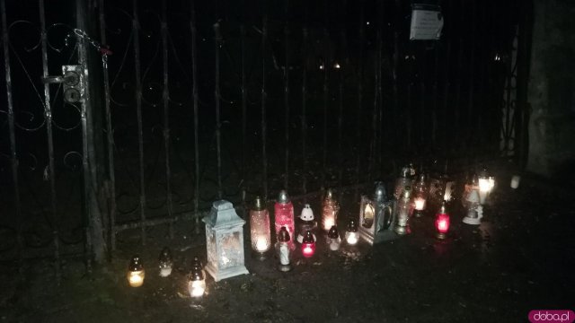 Pandemia przerwała tradycję odwiedzania grobów jednak w wielu miastach mieszkańcy postanowili zapalić symboliczne znicze i postawić kwiaty pod bramami cmentarzy. 