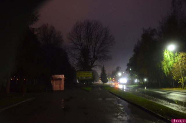 Pandemia przerwała tradycję odwiedzania grobów jednak w wielu miastach mieszkańcy postanowili zapalić symboliczne znicze i postawić kwiaty pod bramami cmentarzy. 