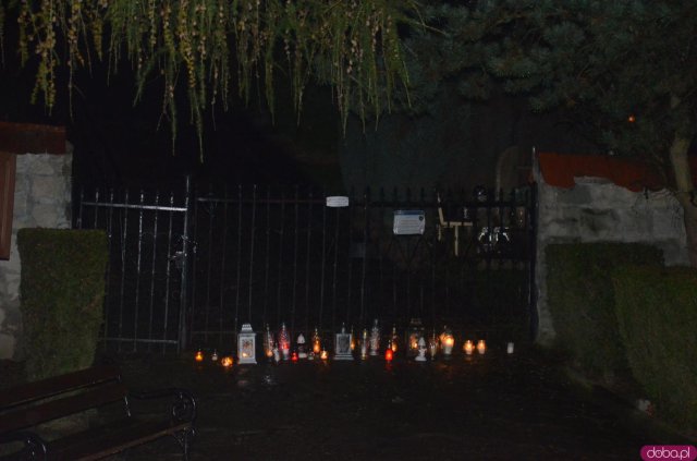 Pandemia przerwała tradycję odwiedzania grobów jednak w wielu miastach mieszkańcy postanowili zapalić symboliczne znicze i postawić kwiaty pod bramami cmentarzy. 